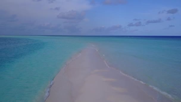 Viagem aérea drone de viagem de praia turística marinha por mar claro e fundo de areia branca — Vídeo de Stock