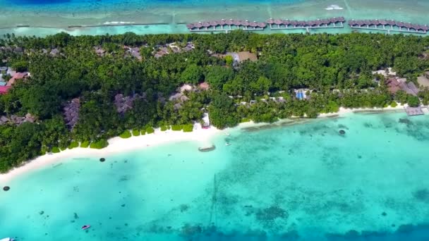 Luftbild der tropischen Küste Strandurlaub am flachen Meer mit weißem Sandhintergrund — Stockvideo