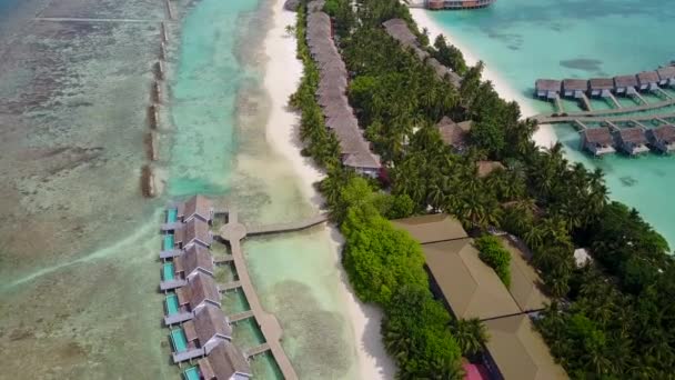 Wisata udara Drone perjalanan pantai mewah oleh air biru dengan latar belakang berpasir putih — Stok Video