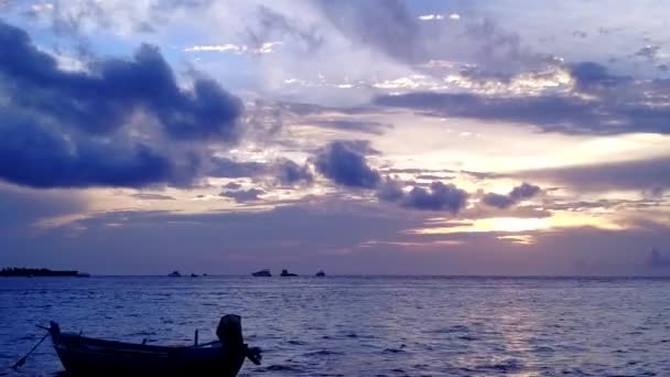 Drone viaggio aereo di tranquilla vista mare spiaggia tempo in acque poco profonde con sfondo sabbioso luminoso — Video Stock
