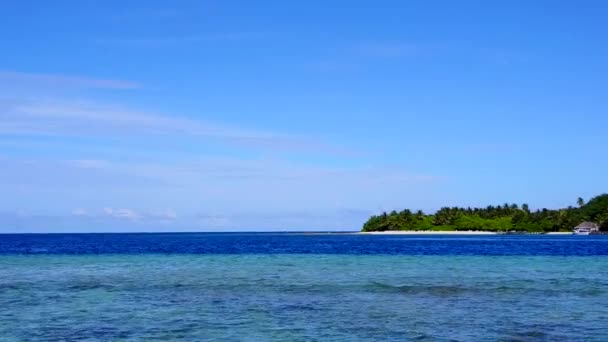 Dron cestování relaxační ostrov pláž cesta mělké laguny a světlé písečné pozadí — Stock video