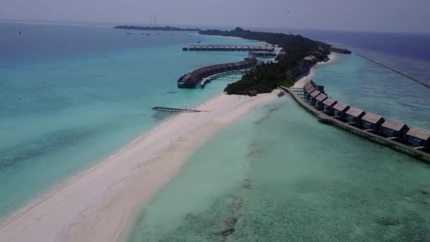 Безпілотне небо тихого пляжного відпочинку на синьому зеленому океані з білим піщаним фоном — стокове відео