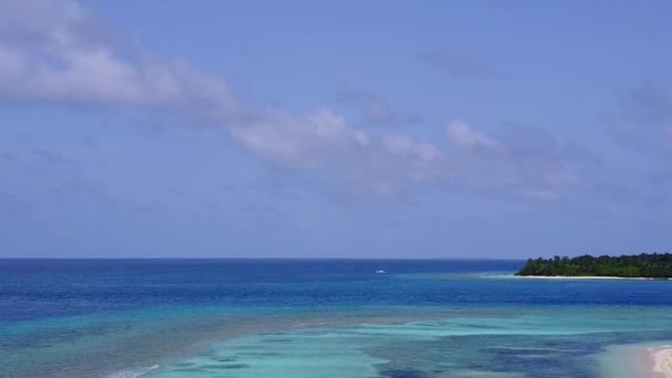 Aereo drone natura di rilassante viaggio spiaggia riva da oceano blu con sfondo di sabbia bianca — Video Stock