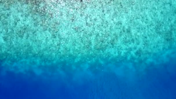 Luchtfoto drone abstracte van luxe uitzicht op zee strand reis door blauw water en wit zand achtergrond — Stockvideo