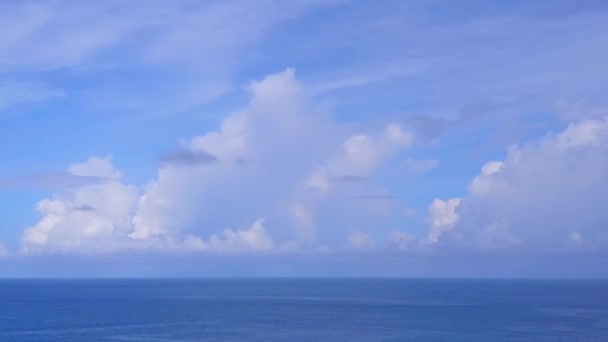 Drone naturaleza de playa relajante viaje por mar claro y fondo de arena blanca — Vídeos de Stock