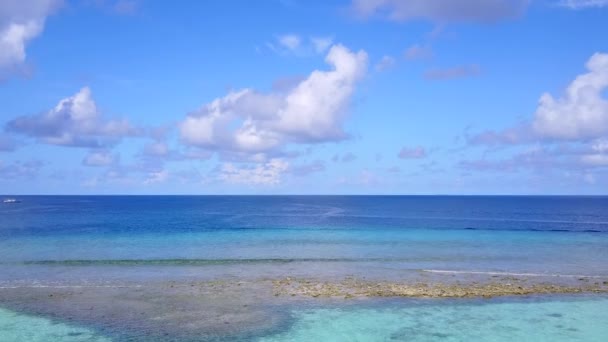 Drone ταξίδια της τέλειας λιμνοθάλασσας διακοπές στην παραλία με καθαρά νερά και λευκό αμμώδη φόντο — Αρχείο Βίντεο