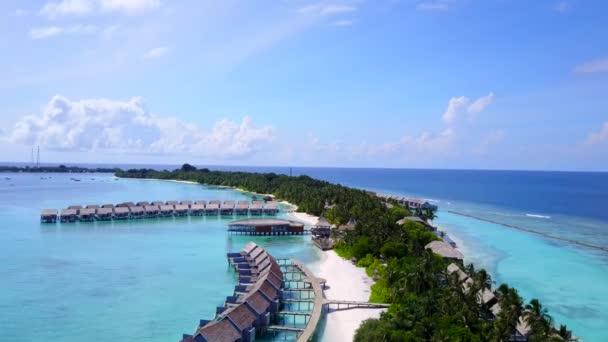 Viaggio vista aerea di tempo esotico spiaggia resort dal mare blu e sfondo di sabbia bianca — Video Stock