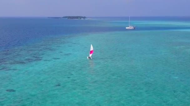 Viaje aéreo en avión no tripulado de lujo por mar azul y fondo de arena blanca — Vídeos de Stock