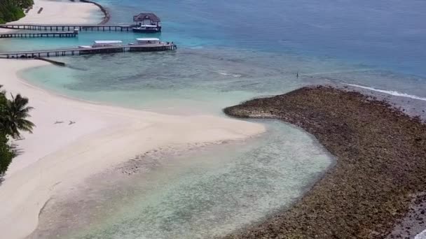 Drone vista scenario della laguna tropicale viaggio in spiaggia da laguna blu con sfondo di sabbia bianca — Video Stock