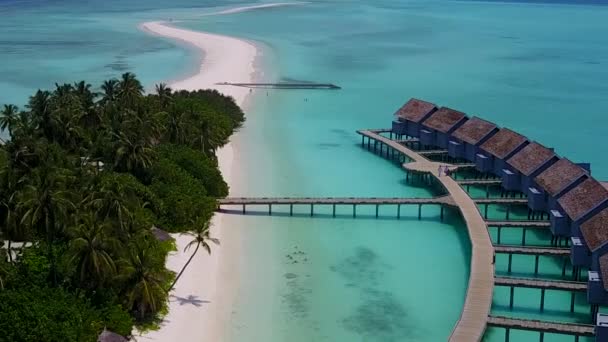 Luchtfoto drone landschap van prachtige kust strand tijd door blauwe zee en wit zand achtergrond — Stockvideo