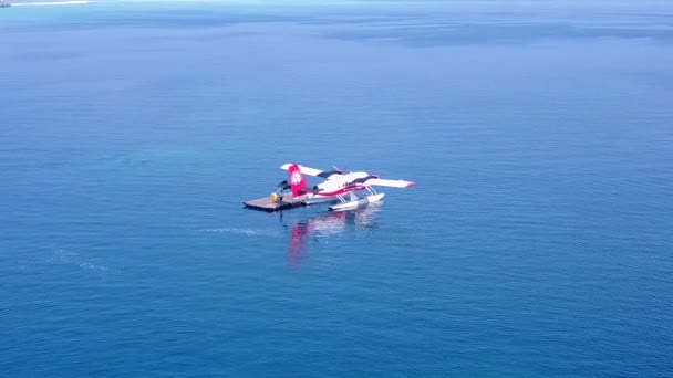 Drone paisaje vista de la tranquila playa balneario vida silvestre por el océano poco profundo y fondo de arena blanca — Vídeos de Stock