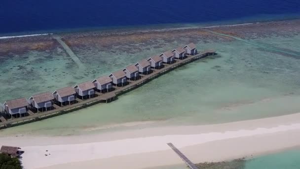 Drone textura aérea de la costa paradisíaca aventura de playa por mar azul y fondo de arena blanca — Vídeo de stock