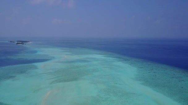 Podróż lotnicza raju zatoka styl życia plaży przez niebieską lagunę z białym tle piasku — Wideo stockowe