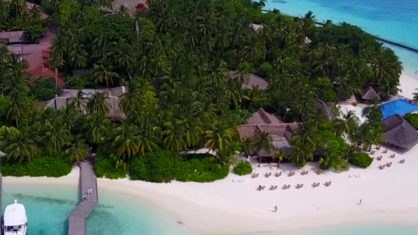 Aereo drone paesaggio marino di idilliaca spiaggia turistica stile di vita da laguna blu con sfondo sabbioso luminoso — Video Stock