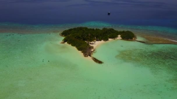 Drone aéreo resumo da costa marinha aventura de praia por água azul com fundo de areia branca — Vídeo de Stock
