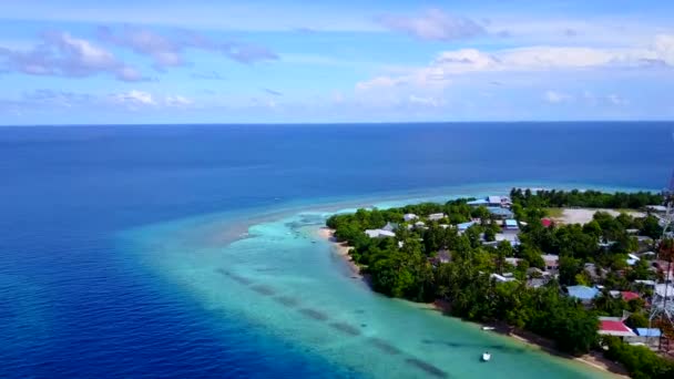 Luftbild des Paradieses Meerblick Strand Reise durch aqua blaues Meer mit weißem Sandhintergrund — Stockvideo