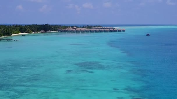 Cielo aéreo de drones de hermosa costa tiempo de playa por el océano claro y brillante fondo arenoso — Vídeos de Stock