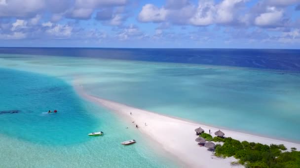 Panorama udara perjalanan pantai pulau yang sempurna melalui laut dangkal dengan latar belakang berpasir yang bersih — Stok Video