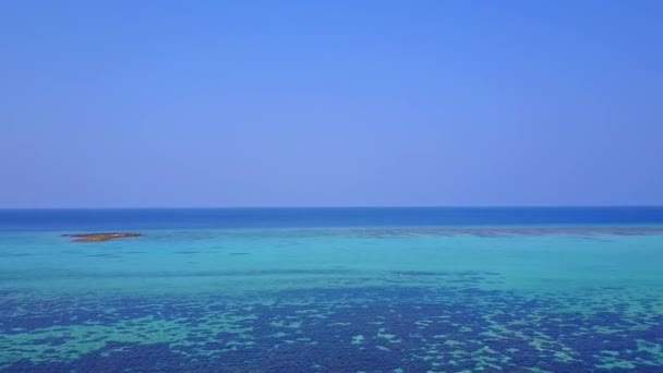 Légi drón táj paradicsom lagúna strand nyaralás kék víz és fehér homokos háttér — Stock videók