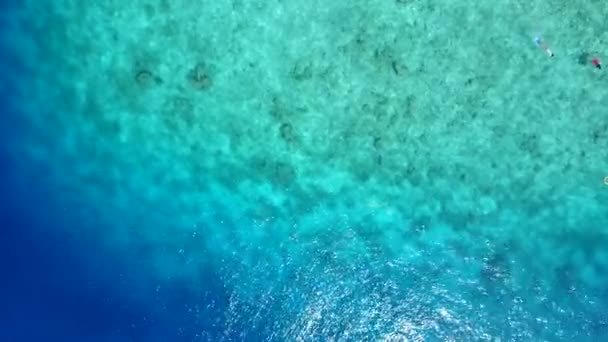 Εναέρια drone ουρανό του όμορφου θέρετρου περιπέτεια παραλία από μπλε λιμνοθάλασσα με φωτεινό αμμώδη φόντο — Αρχείο Βίντεο