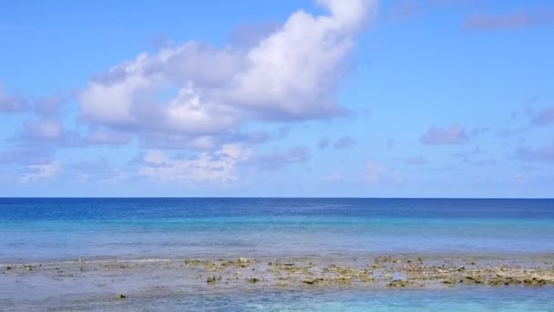 Пляжное приключение с видом на море с воздушным беспилотником с прозрачным океаном и белым песком на фоне — стоковое видео