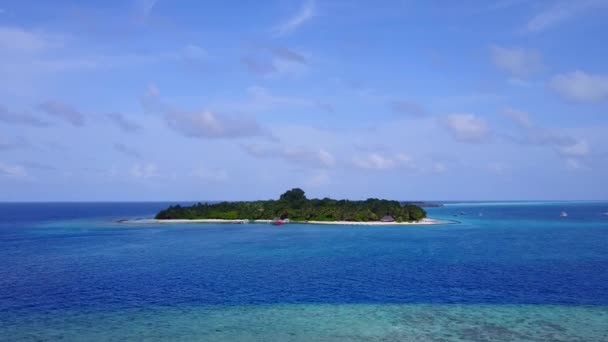 Flygfoto drönare resa i paradiset Bay Beach resa med blå grön lagun med vit sand bakgrund — Stockvideo