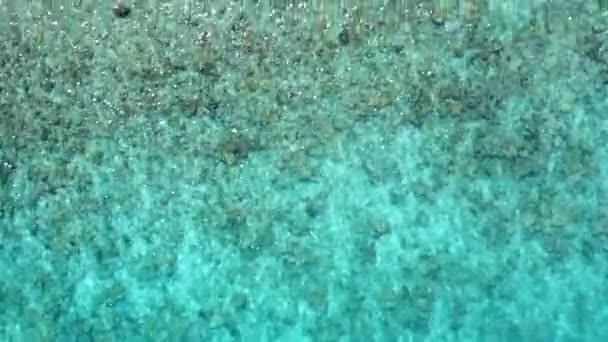 Воздушный пейзаж роскошного побережья пляжного времени на чистом море и чистом песчаном фоне — стоковое видео