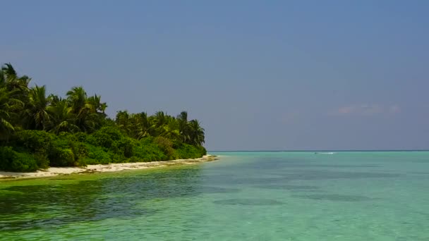 Paisaje aéreo de drones de playa tropical junto a una laguna azul aguamarina y fondo de arena blanca — Vídeos de Stock