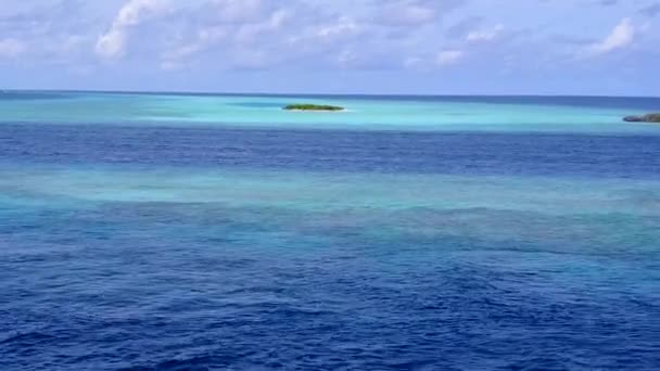 Drone vista paisagem marinha de relaxante costa viagem de praia por oceano azul com fundo de areia brilhante — Vídeo de Stock