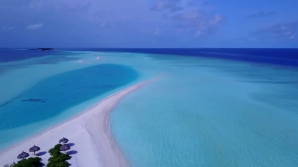 Drone aéreo turismo de luxo vista mar viagem de praia por mar azul e fundo de areia branca — Vídeo de Stock