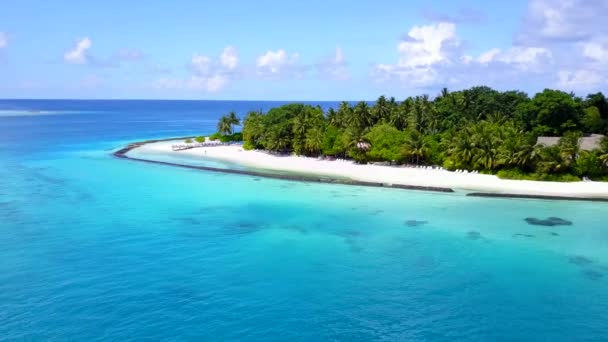 Luftaufnahme Tourismus des Paradieses Lagune Strand Reise durch blau-grünen Ozean mit sauberem Sand Hintergrund — Stockvideo