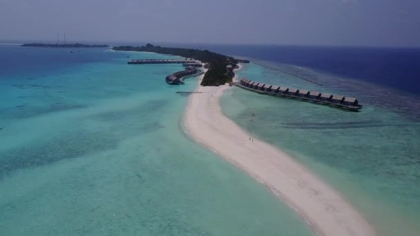 Aereo drone paesaggio della costa marina spiaggia fauna selvatica da acqua blu e sabbia pulita sfondo — Video Stock