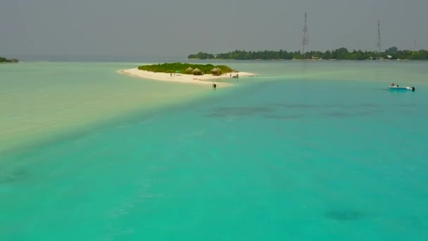 Letecký drone cestování relaxační výhled na moře beach break by clear ocean with white sand background — Stock video