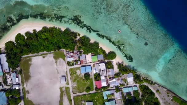 Drone widok abstrakt egzotycznych wybrzeży plaży wakacje przez płytkie ocean i biały piasek tło — Wideo stockowe
