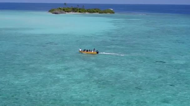 Struttura drone aerea di bella pausa spiaggia resort da acqua blu acqua e sfondo sabbia brillante — Video Stock