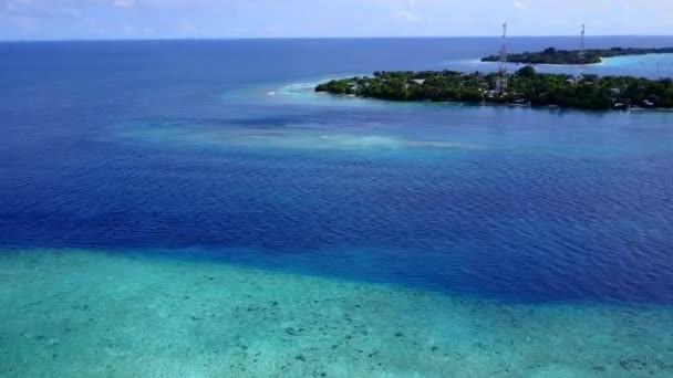 Pemandangan udara dari resor mewah pantai waktu oleh laut biru aqua dengan latar belakang berpasir putih — Stok Video