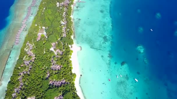 Drone utsikt landskap av marina lagunen strandtid vid grunt hav med vit sand bakgrund — Stockvideo