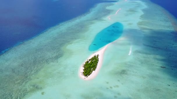 Viaje en avión no tripulado aéreo de un tranquilo viaje por la playa de la costa por el océano azul aguamarina y el fondo de arena blanca — Vídeos de Stock