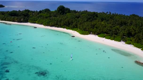 透明海、白沙背景下的海洋观光海滩空中无人旅游 — 图库视频影像