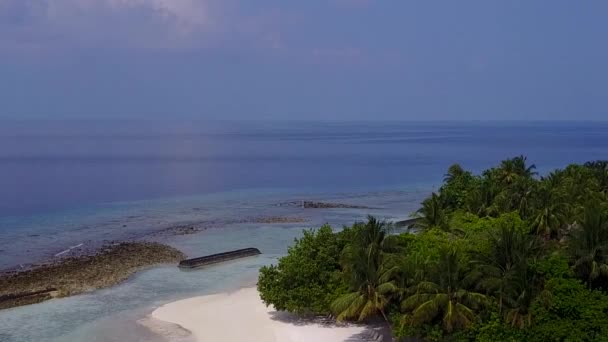 Krajobraz drona lotniczego egzotycznego kurortu czas plaży płytkiej laguny z białym tle piasku — Wideo stockowe