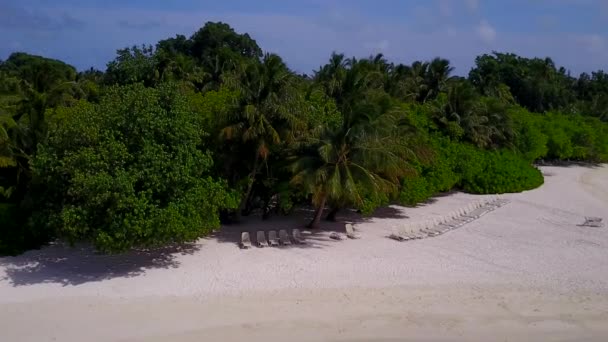 Пляжная экскурсия по райскому курорту с аква-синим морем и белым песчаным фоном — стоковое видео