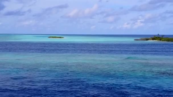 蓝水清沙背景下奢华度假海滩的空中生活方式 — 图库视频影像
