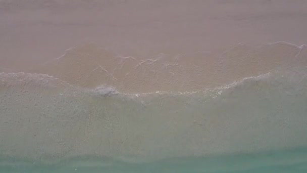 Воздушный беспилотный полет по прекрасному островному пляжу с голубой зеленой лагуной на белом песчаном фоне — стоковое видео