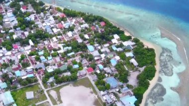 Deniz tatil beldesi sahil macerasının hava aracı dokusu. Beyaz kumlu arka planda mavi yeşil deniz.