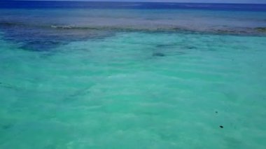 İnsansız hava aracı manzaralı deniz manzaralı turizm. Mavi deniz manzaralı, beyaz kum arka planlı plaj macerası.