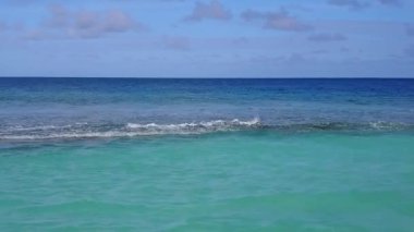 Deniz lagünü sahil yaşam tarzının hava aracı dokusu şeffaf su ve parlak kumlu arka plan