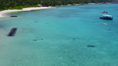 Turkuaz lagün ve beyaz kumlu arka planda mükemmel sahil saatinin insansız hava aracı manzarası