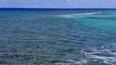 Şeffaf deniz kıyısında, temiz kum arka planda, cennet gibi turistik plajların hava aracı gökyüzü.