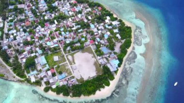 Mavi okyanus ve beyaz kum arka planının mükemmel deniz kıyısı sahili manzarası.