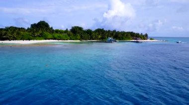 Turkuaz lagünün beyaz kumlu arka planıyla cennet sahili yolculuğunun insansız hava aracı manzarası